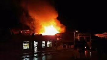 Incendio en calle céntrica de Banes