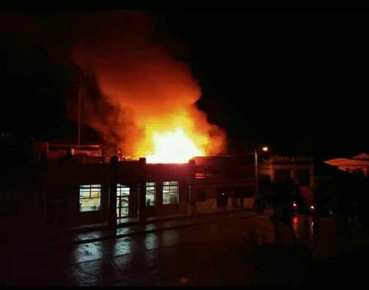 Incendio en calle céntrica de Banes