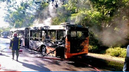 Se incendia ómnibus en La Habana (+fotos y videos)