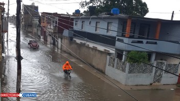 Alertan sobre posibles inundaciones costeras hoy en Cuba. Persiste el mal tiempo