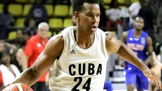 Talentoso basquetbolista de Cuba abandona delegación en México