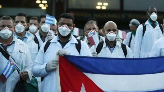 México ratifica la contratación de médicos cubanos