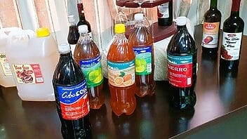 Fábrica cubana de refrescos sobrevive haciendo vinagre y vendiendo vasos