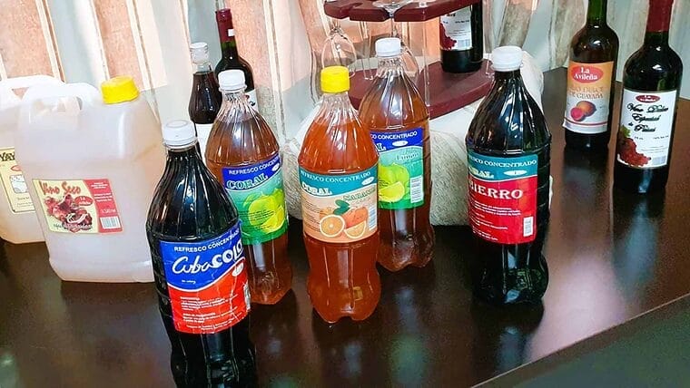 Fábrica cubana de refrescos sobrevive haciendo vinagre y vendiendo vasos