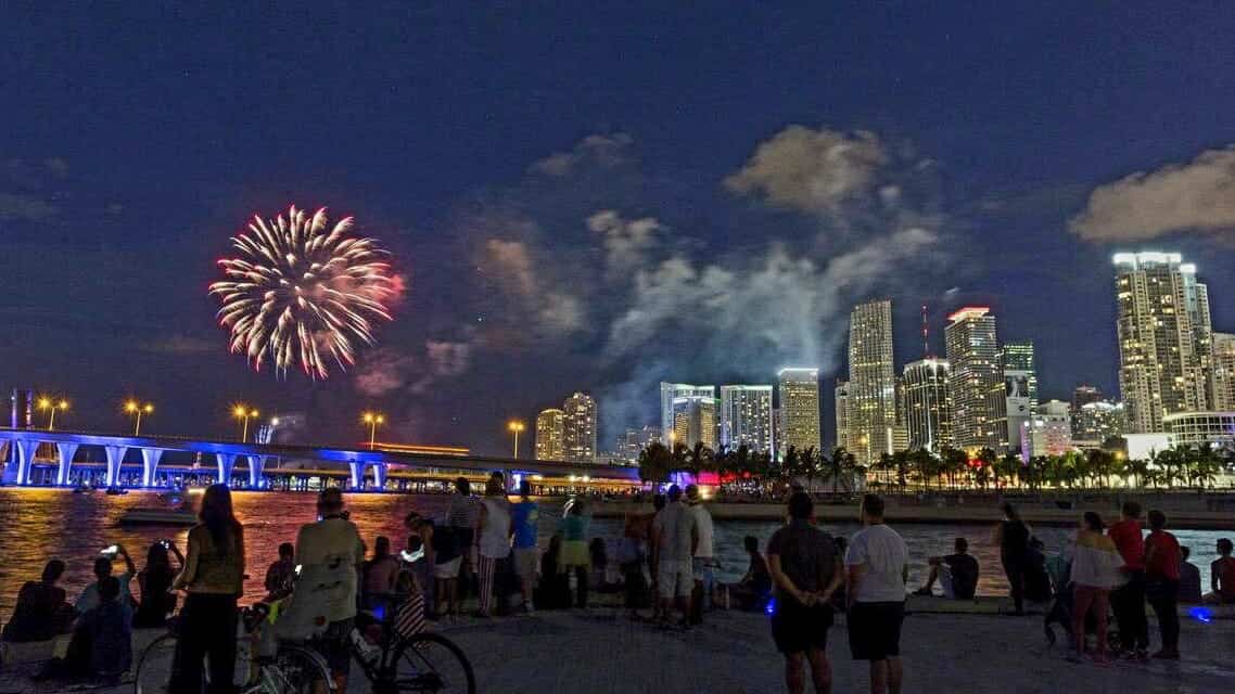 10 mejores lugares para ver los fuegos artificiales del 4 de julio en Miami