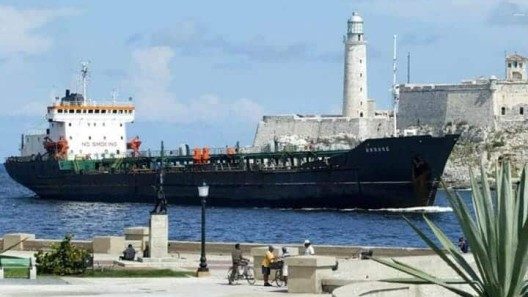 Barcos de combustible que compra Cuba alcanzan para 10 días de consumo, asegura Ministro