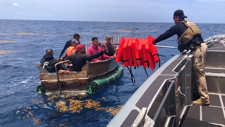 Buque mercante rescata a 8 balseros cubanos cerca de Yucatán