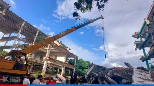 Una persona bajo los escombros tras derrumbe en Santiago de Cuba