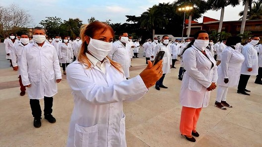 Llegan primeros médicos cubanos contratados por AMLO a México