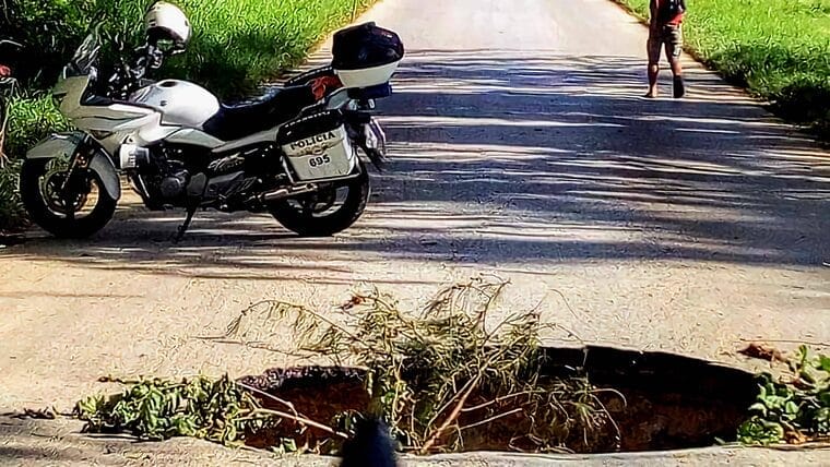 Derrumbe de puente interrumpe tráfico en vía Holguín-Mayarí