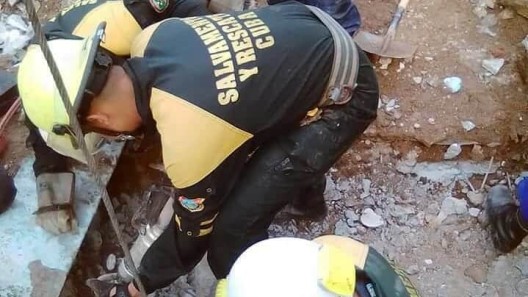 Rescatan con vida a ciudadano en derrumbe en antiguo IPVCE de Santiago de Cuba (+ fotos)