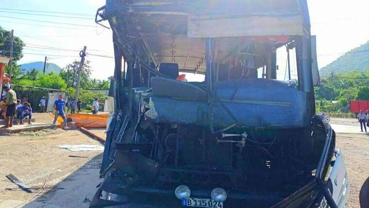 Accidente masivo de tránsito deja más de 62 lesionados en Santiago de Cuba