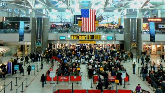 Desde 2023 los ciudadanos de Estados Unidos necesitarán solicitar un permiso para viajar a Europa