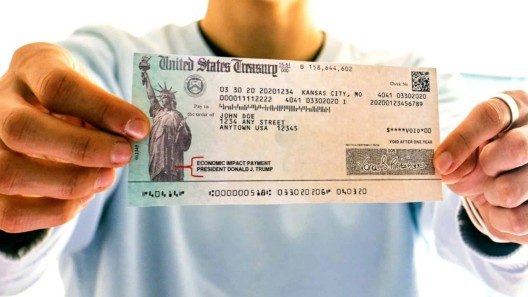 Miles de estadounidenses reciben pagos directos como ayuda financiera