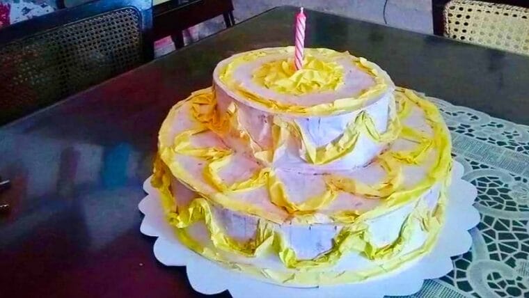 Ante escasez de alimentos en Cuba, le regalan un cake de papel
