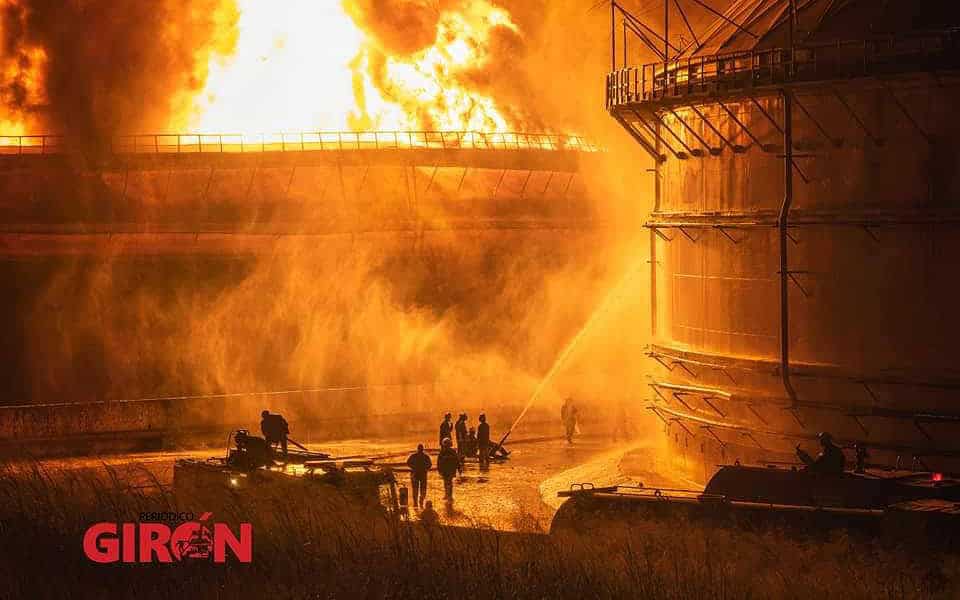 Confirman fallecimiento de un bombero en incendio en Matanzas: hay al menos 17 desaparecidos