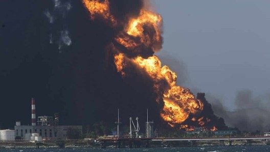 Aumenta incendio en Matanzas: «comprometidos», 4 tanques (+video)