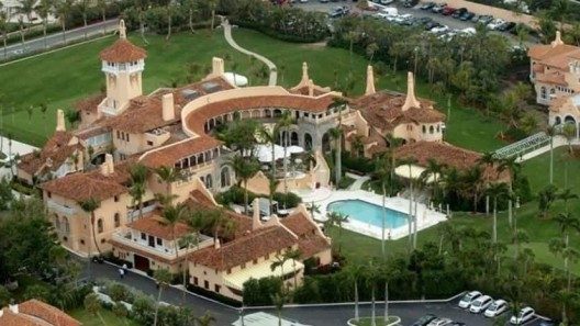 FBI registra mansión de Donald Trump en Palm Beach, Florida