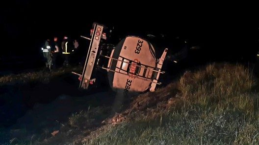 Accidente en Cuba: auto Hyundai choca con carro cisterna que transportaba 22 mil litros de gasolina