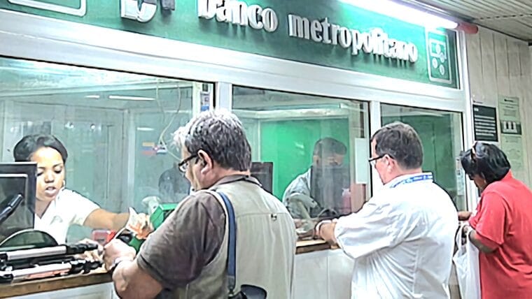 Prensa oficial considera que la compra de dólares a 120 es “un cambio satisfactorio”