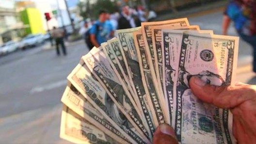 ¿Quién vendería dólares al estado con este precio en la calle? Así están las divisas extranjeras en el mercado informal de Cuba hoy