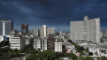 La Habana cubierta con nubes de humo negro luego de la expansión del incendio en Matanzas