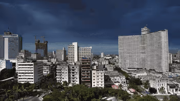La Habana cubierta con nubes de humo negro luego de la expansión del incendio en Matanzas
