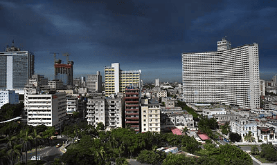 La Habana cubierta con nubes de humo negro luego de la expansión del incendio en Matanzas