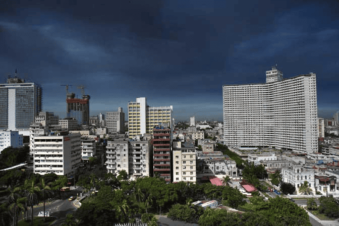 La Habana cubierta con nubes de humo negro luego de la expansión del incendio en Matanzas