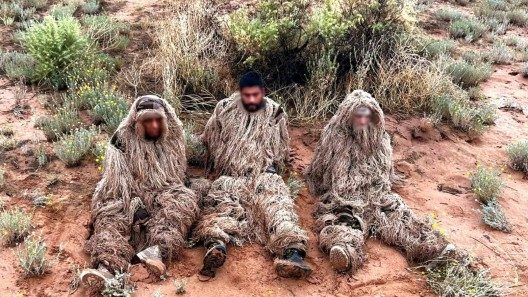 Tres migrantes intentan cruzar a Estados Unidos con un singular camuflaje