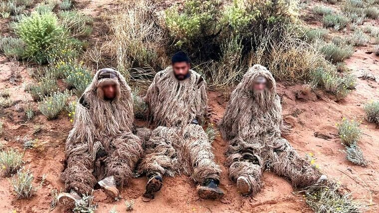 Tres migrantes intentan cruzar a Estados Unidos con un singular camuflaje