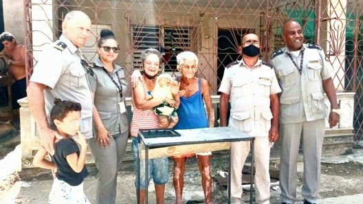 No es un meme: Aduana de Cuba dona hornillas de carbón a familias vulnerables