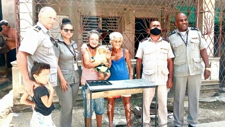 No es un meme: Aduana de Cuba dona hornillas de carbón a familias vulnerables