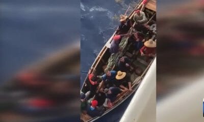 Balseros cubanos son rescatados por un crucero Carnival en altamar