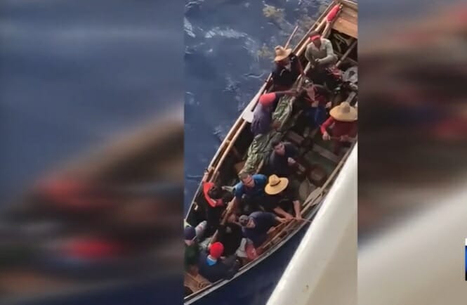 Balseros cubanos son rescatados por un crucero Carnival en altamar