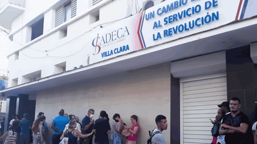 Venta de divisas en Cuba: hasta 80 personas por día y con “números” para colas