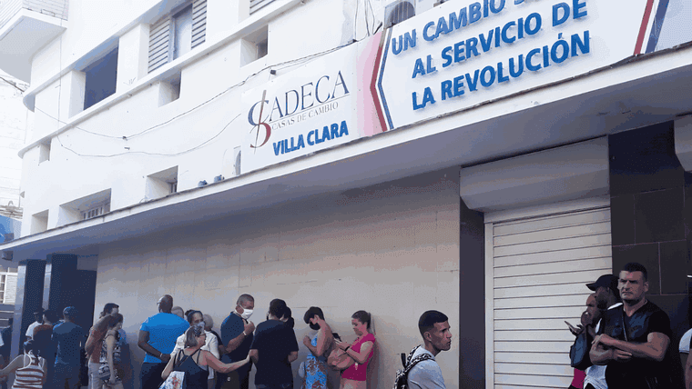 Venta de divisas en Cuba: hasta 80 personas por día y con “números” para colas