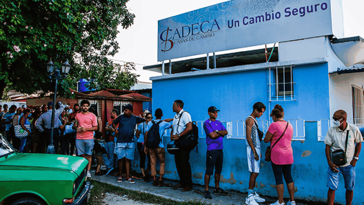 Venta de dólares en La Habana: colas, caídas del sistema y pocas cajas abiertas