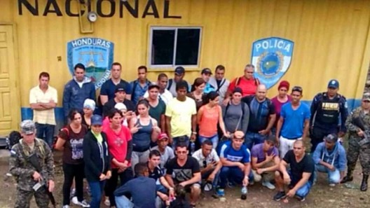 Migrantes irregulares cubanos se benefician con amnistía en Honduras