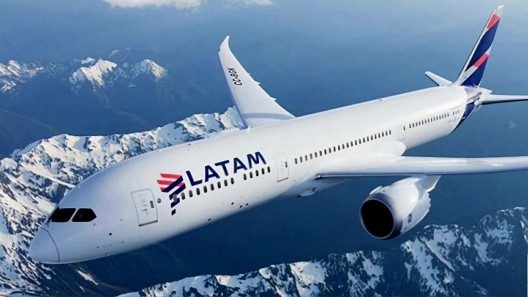 LATAM Airlines vuelve a brindar servicio a bordo