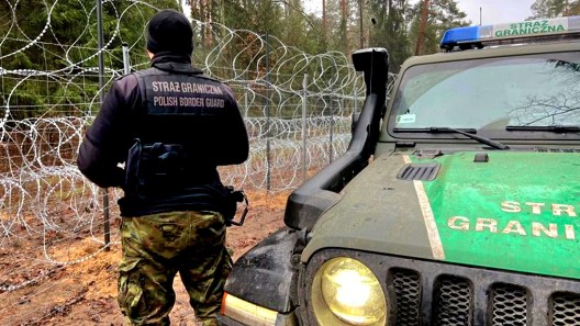 Polonia niega el cruce de cubanos a Europa, entre otros cientos de migrantes