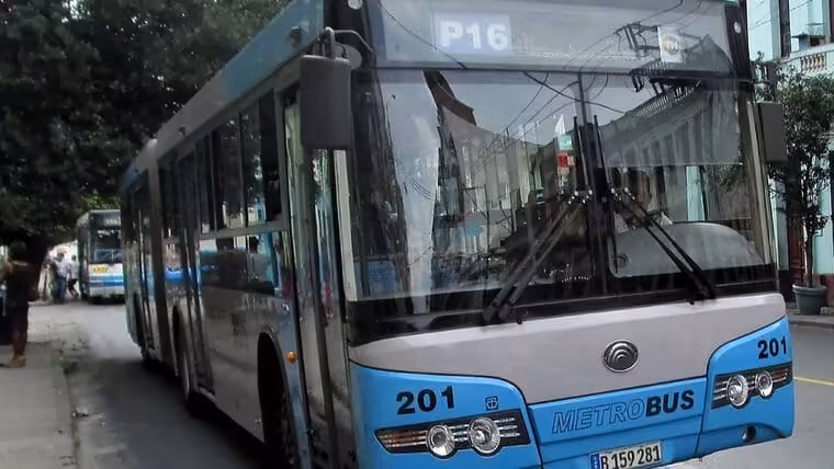 Suspenden transporte público en La Habana ante huracán Ian. Cancela operaciones Aeropuerto José Martí