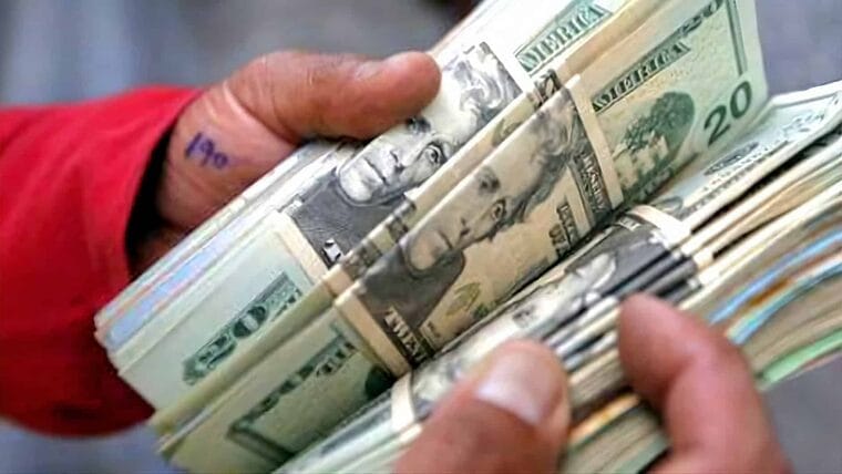 El precio del dólar en Cuba se aproxima a los 180 pesos en el mercado informal