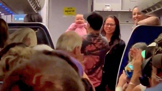 Enfermera salva a niño en avión que volaba a Florida (+Video)