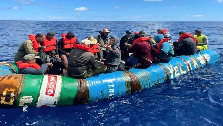 Los balseros no se detienen ni con el ciclón, detienen a un grupo en aguas de la Florida