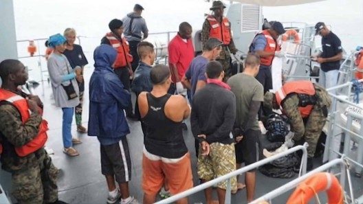 Detienen a 5 balseros cubanos en el mar, y a 15 tras tocar tierra en Estados Unidos