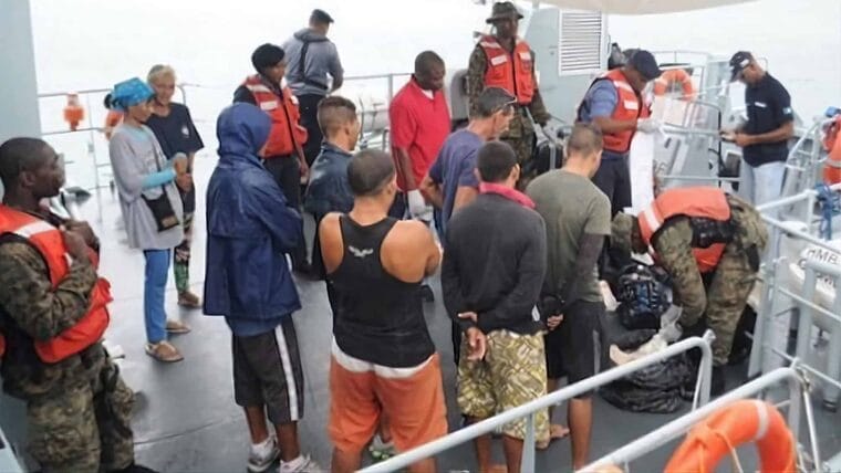 Detienen a 5 balseros cubanos en el mar, y a 15 tras tocar tierra en Estados Unidos
