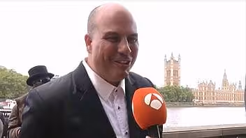 Un cubano, el primer hispanohablante en despedir a la Reina Isabel en Westminster