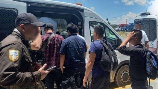 Agentes mexicanos detienen a migrantes cubanos en Nuevo León