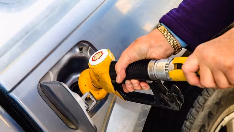Caen precios de la gasolina en Florida. Revisa cuánto tienes que pagar ahora por un galón